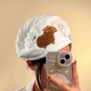 Weißes Capybara Haartrockentuch mit Zen-Profil Stickerei und Yuzu auf dem Kopf