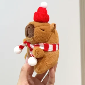Weihnachts Capybara Plüsch-Schlüsselanhänger mit roter Mütze und rot-weiß gestreiftem Schal