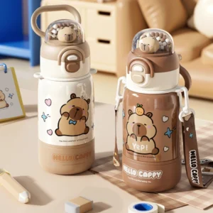 Zwei 400ml Capybara Trinkflaschen in Karamell Braun und Creme Weiß mit 3D Figur Deckel und Tragegurt
