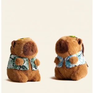 Zwei Capybara Plüsch-Schlüsselanhänger nebeneinander, einer mit grünem Hawaiian-Shirt und einer mit blauem Hawaiian-Shirt, beide mit gelben Sonnenbrillen auf dem Kopf
