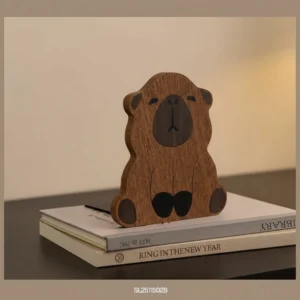 Zwei dunkle Sapele Capybara Buchstützen aus Massivholz im Einsatz im Bücherregal