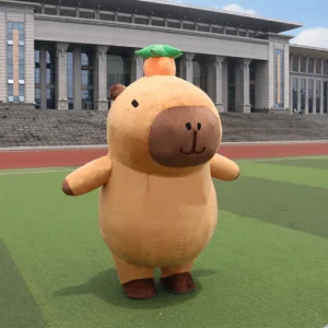 Zwei große aufblasbare Capybara Maskottchen Kostüme auf blauem Weg, weiches Plüschmaterial mit orangefarbener Dekoration am Kopf
