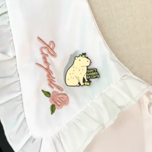 2 teiliges Capybara Pin Set - Lustige Meme Emaille Anstecknadeln mit Yuzu und Action Pose, Capybara Anstecknadel